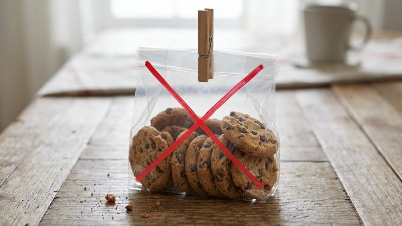 Pare de guardar pacotes de biscoito abertos fechados apenas com pregador de roupa: essa é a maneira correta de transferir para potes herméticos para que não murchem