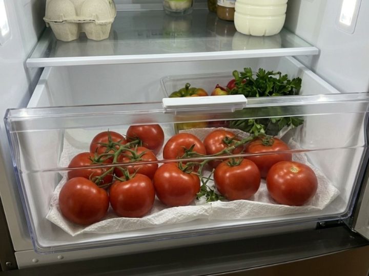 Pare de guardar tomates maduros na gaveta inferior da geladeira: essa é a maneira correta de organizar na fruteira para não perder o sabor e a textura natural