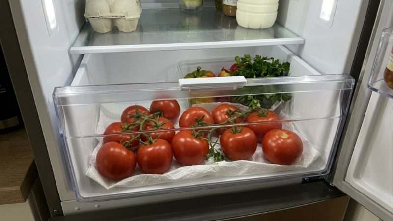 Pare de guardar tomates maduros na gaveta inferior da geladeira: essa é a maneira correta de organizar na fruteira para não perder o sabor e a textura natural