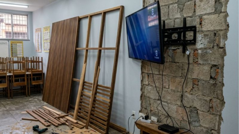 Adeus aos grandes painéis de TV de madeira ocupando toda a sala: essa tendência minimalista para renovar o ambiente com suportes invisíveis direto na parede