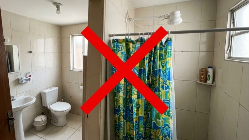 Adeus às cortinas de plástico maleável na área do banho: a tendência minimalista para renovar o banheiro com um pano de vidro temperado fixo até o teto