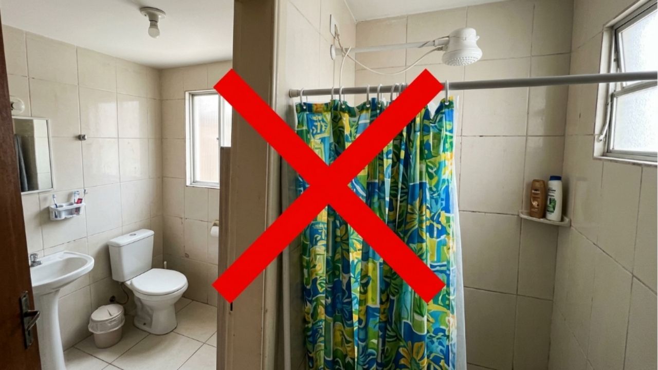 Adeus às cortinas de plástico maleável na área do banho: a tendência minimalista para renovar o banheiro com um pano de vidro temperado fixo até o teto