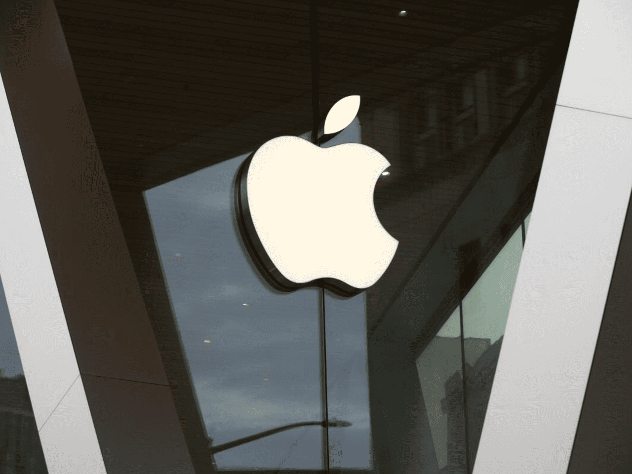 Apple tenta comprar memória de empresas chinesas proibidas pelos EUA após disparada histórica nos preços