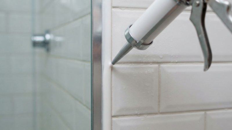 Cansado de ver pontos pretos no silicone do box? Veja como remover a vedação velha e aplicar um novo selante com acabamento profissional