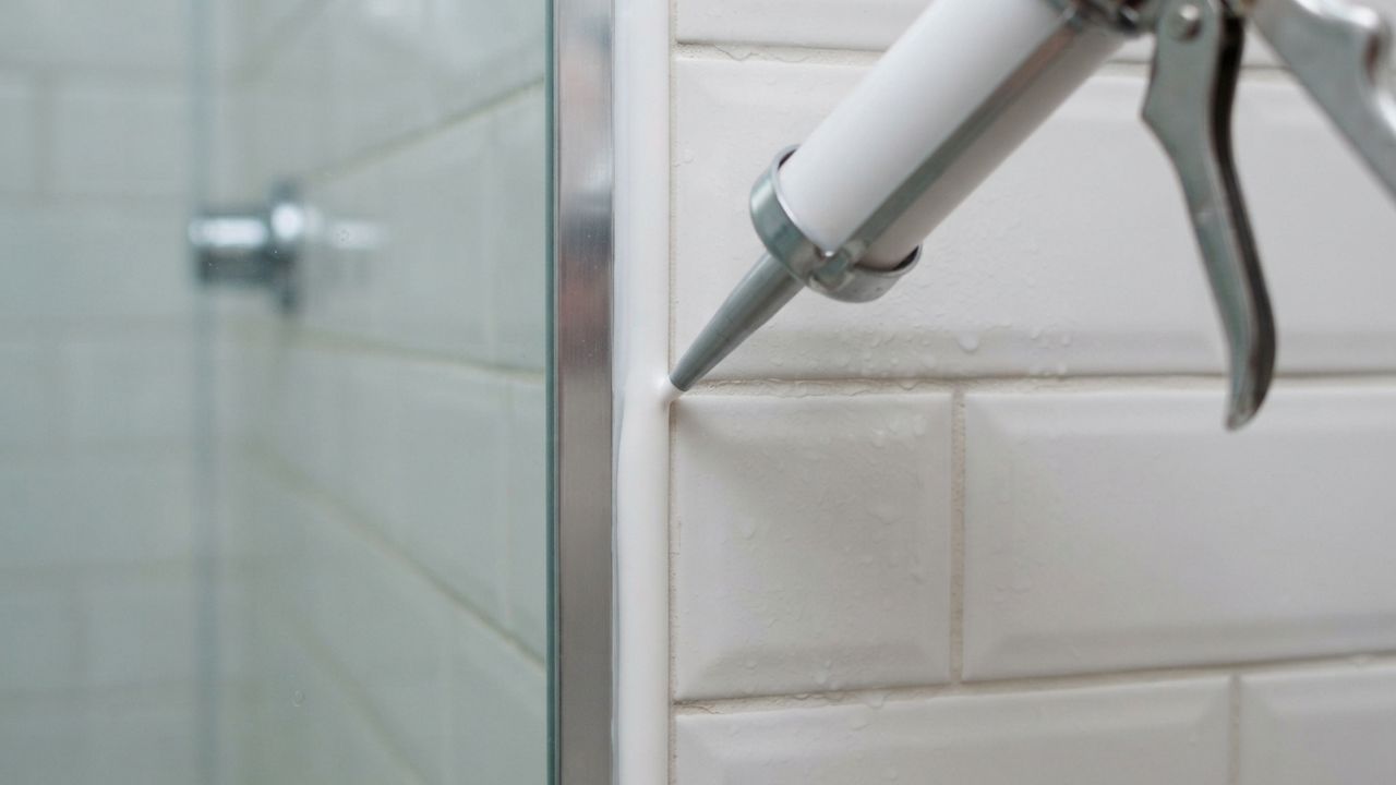 Cansado de ver pontos pretos no silicone do box? Veja como remover a vedação velha e aplicar um novo selante com acabamento profissional