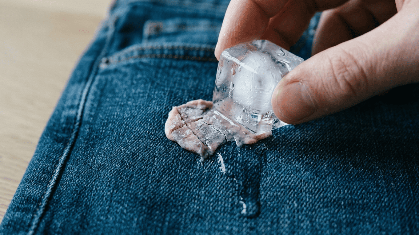 Diga adeus ao desespero de encontrar chiclete grudado na roupa: o truque fácil de aplicar um cubo de gelo sobre a área até endurecer e remover sem deixar resíduos