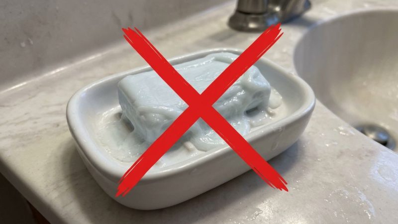 Diga adeus ao desperdício de sabonete que vira pasta: a base porosa na saboneteira garante que a barra permaneça firme e seca