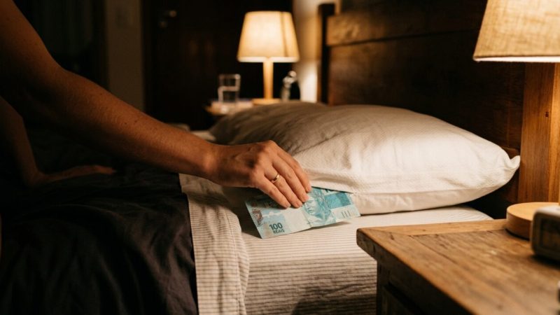 Dormir com uma nota de dinheiro embaixo do travesseiro: para que serve e por que muitos acreditam que multiplica riqueza