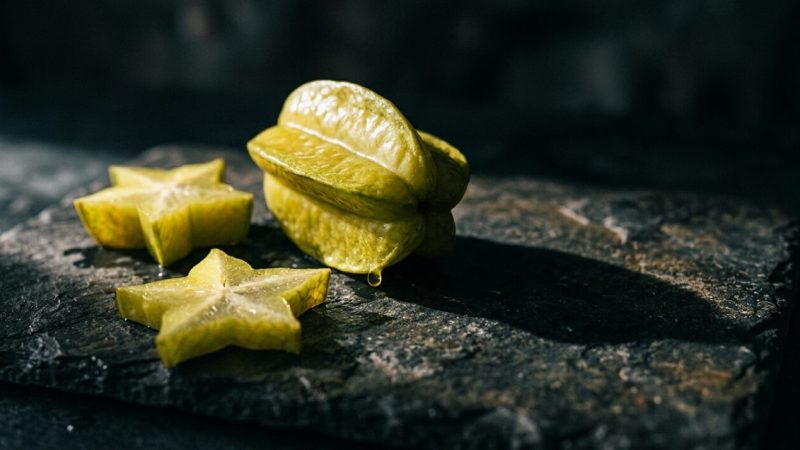 Frutinha amarela no quintal: o veneno natural que parece carambola mas paralisa o sistema nervoso em menos de duas horas.