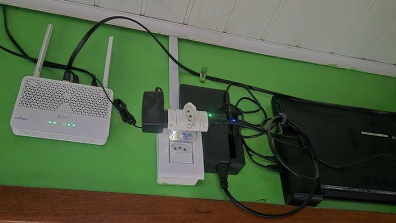 “Montar um servidor é viciante”, diz brasileiro que transformou um notebook Dell atropelado em servidor de mídia que fica preso na parede