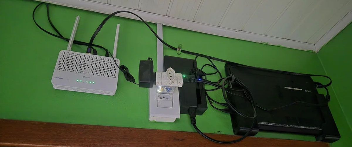 “Montar um servidor é viciante”, diz brasileiro que transformou um notebook Dell atropelado em servidor de mídia que fica preso na parede