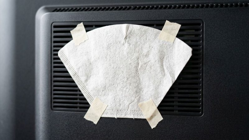 Pare de sofrer com o acúmulo de sujeira dentro dos seus eletrônicos: o truque do filtro de café adaptado nas saídas de ar que retém o pó antes de entrar no aparelho e evita o superaquecimento das placas internas